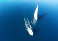 sejlbåd sejlbåd og motorbåd ved det blå hav